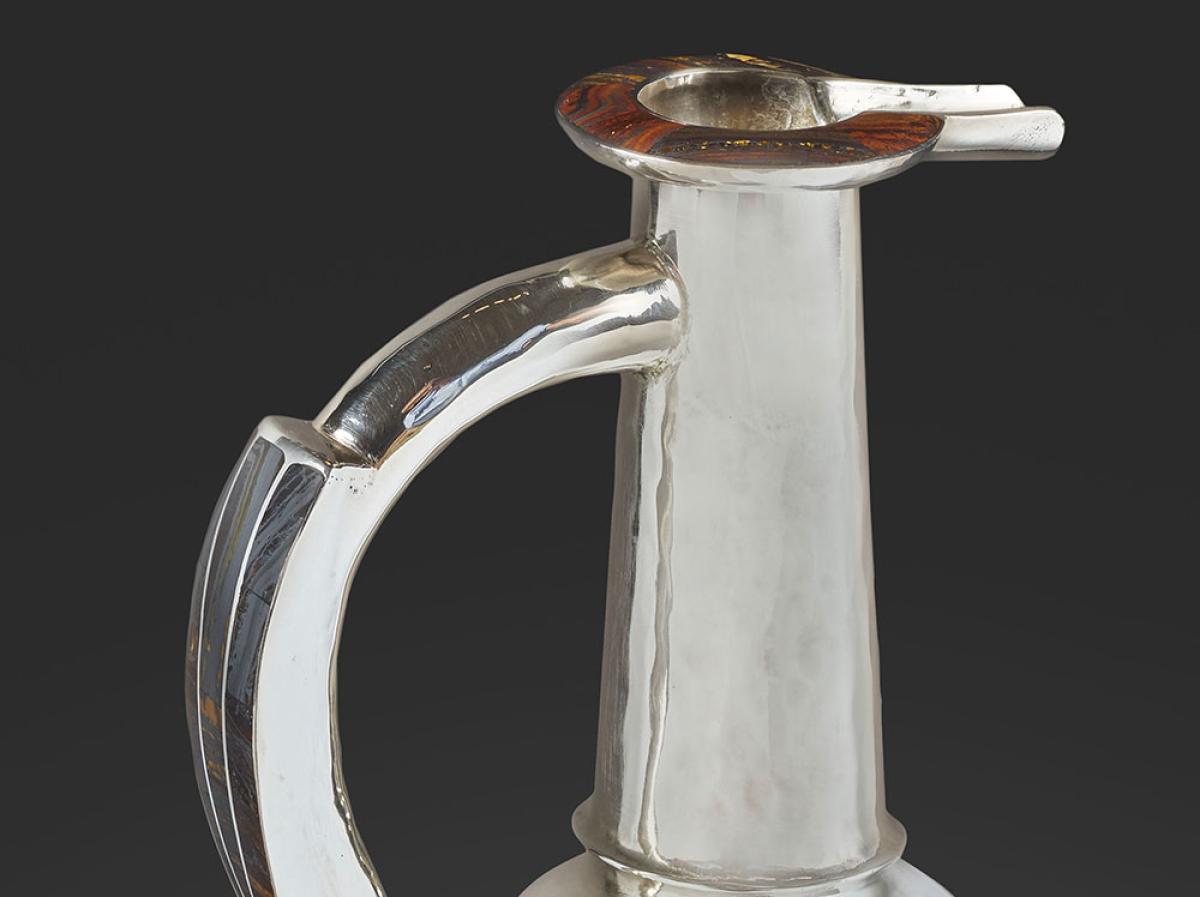 Small pourer with bird